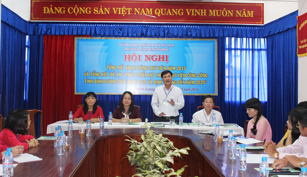  ông Nguyễn Văn Huệ - Giám đốc Thư viện Tỉnh phát biểu tại Hội nghị